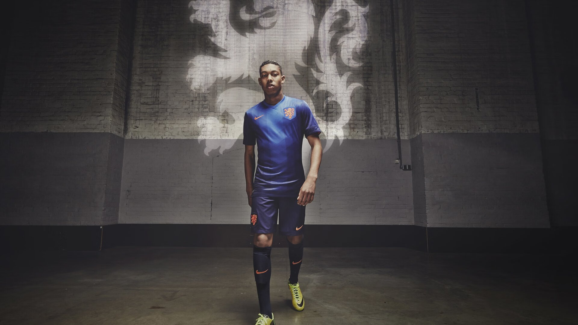 中国足球联赛积极支持女性参与足球推广，女子足球队员中国