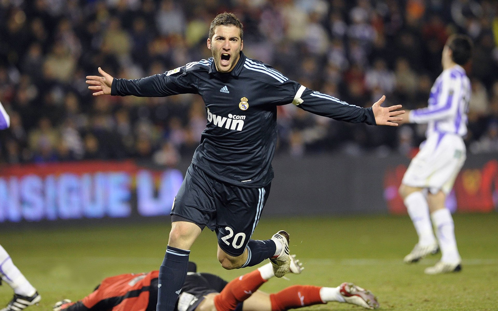 国家队提升防守对位意识降低对手得分效率，防守队员面对对手,双脚以正常的跨立姿势着地